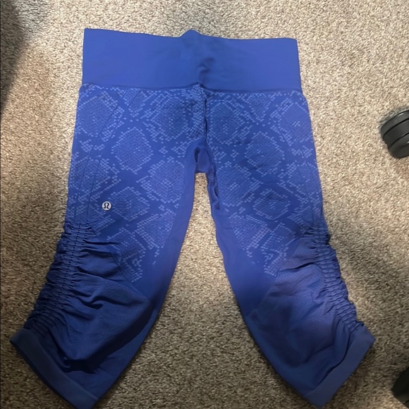 Lululemon snake Patterned Athletic Leggings - Picture 1 of 1